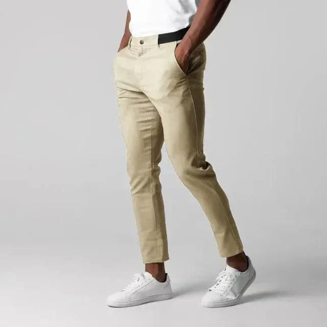 Herren Tapered Stretch-Chino in Braun für optimalen Komfort und Bewegungsfreiheit.