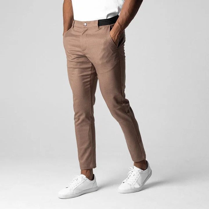 Elegante Herren Stretch-Chino mit Tapered Fit in Schwarz, moderne Freizeithose für Herren.