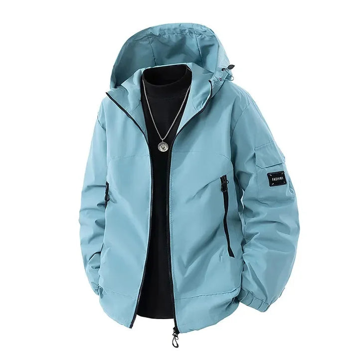 Detail der Herren Winter Skijacke mit Kapuze. Strapazierfähige Freizeit- & Sportjacke, wärmend und locker für Outdoor-Aktivitäten.