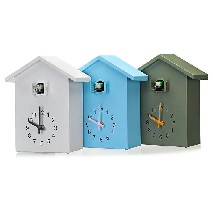 "Moderne Kuckucksuhr mit elegantem, minimalistischem Design in Weiß, klaren Linien und farblich abgestimmtem Zifferblatt."