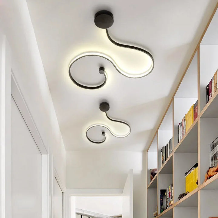 "Moderne Urban LED-Wandleuchte, schlankes schwarzes Design mit klaren Linien, energiesparende Beleuchtung für Wohnräume."