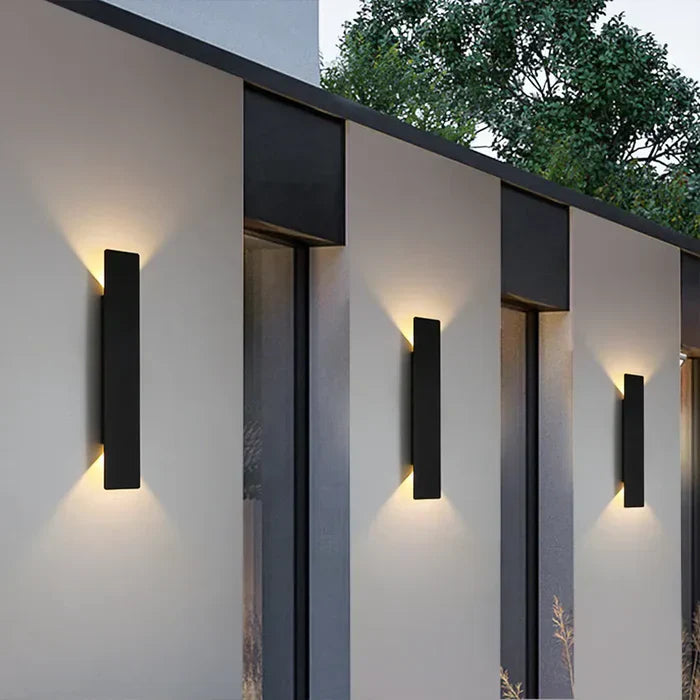 Moderne wetterfeste Outdoor-Wandleuchte aus Aluminium, ideal für Gärten und Terrassen, elegant und robust.