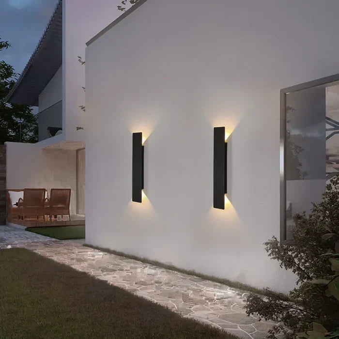 Moderne wetterfeste Outdoor-Wandleuchte aus Aluminium, ideal für Gärten und Terrassen, elegant und robust.