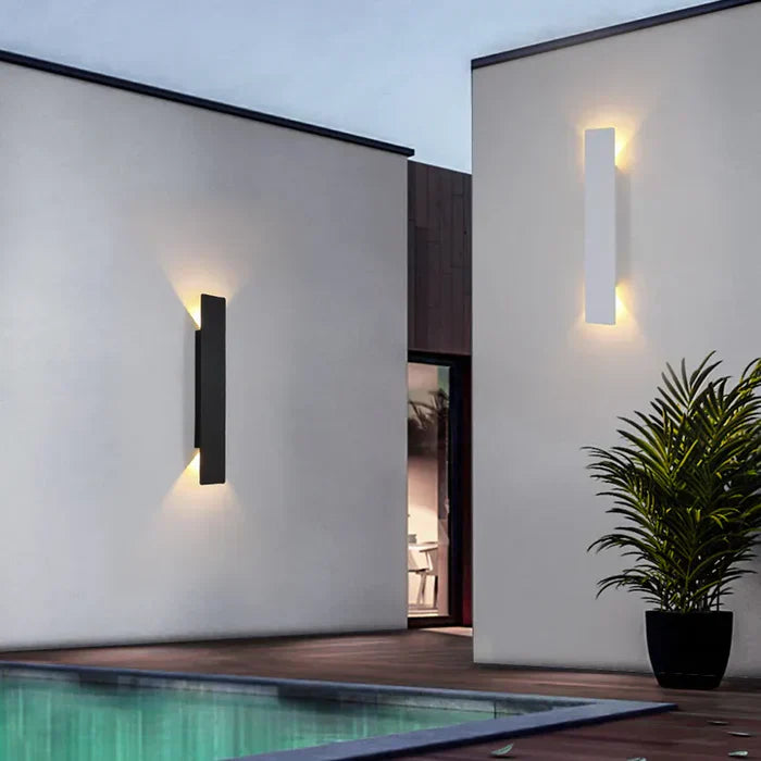 Moderne wetterfeste Outdoor-Wandleuchte aus Aluminium, ideal für Gärten und Terrassen, elegant und robust.