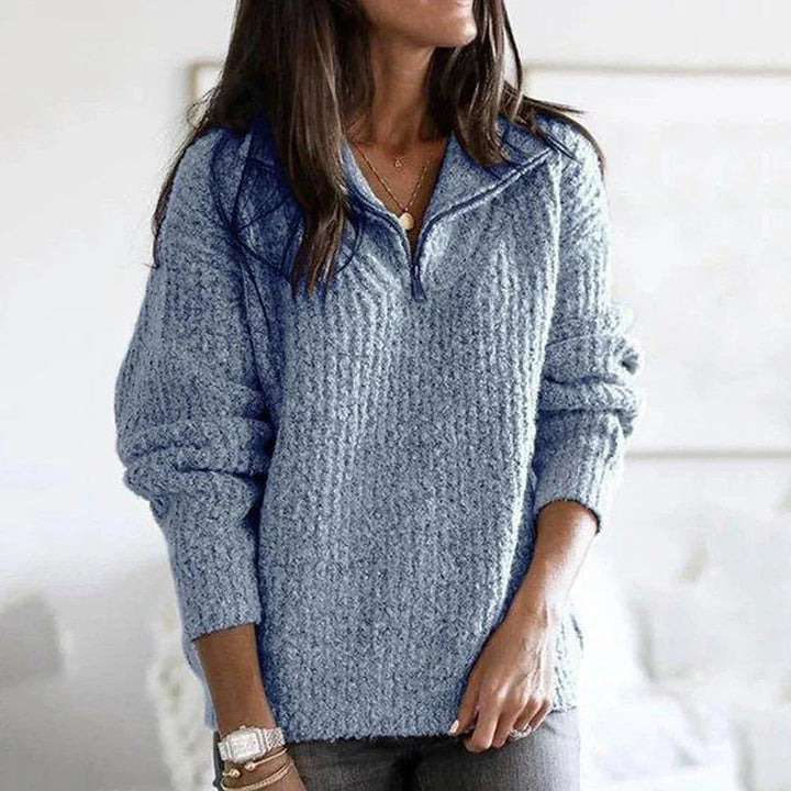Nahaufnahme des Halb-Reißverschlusses am weichen Damen Pullover. Eine moderne und warme Wahl für die kalte Jahreszeit.