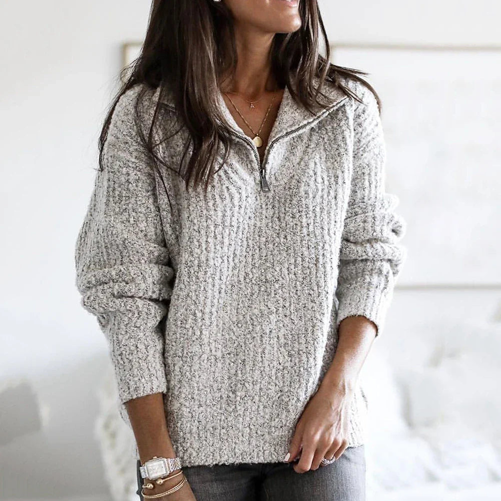 Model trägt lockeren Damen Strickpullover mit Halb-Reißverschluss. Perfekte Herbstmode für einen entspannten Stil.