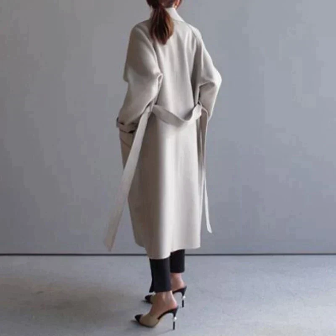 Modischer Oversized Damen Langmantel, getragen von einem Model. Perfekt für vielseitiges Styling.