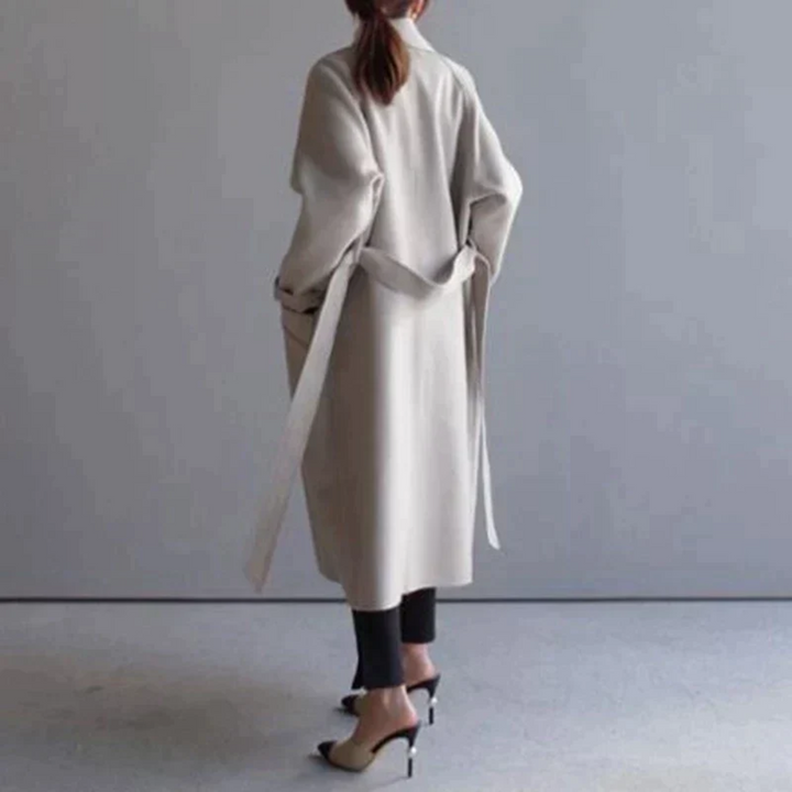 Modischer Oversized Damen Langmantel, getragen von einem Model. Perfekt für vielseitiges Styling.
