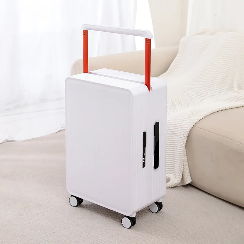 Offener Hartschalen-Reisekoffer, zeigt praktische Innenaufteilung für organisiertes Packen und Urlaub.