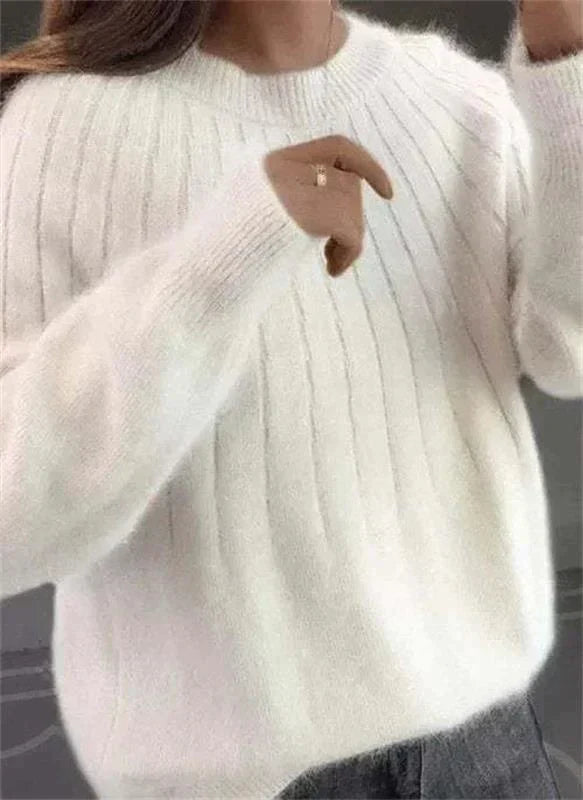 Nahaufnahme des modernen Strickmusters am warmen Damen Strickpullover für eine stilvolle Wintermode.