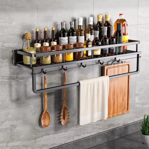 "Modernes schwarzes Küchenregal, platzsparend, stilvoll mit minimalistisch schwarzem Design und robuster Metallkonstruktion."