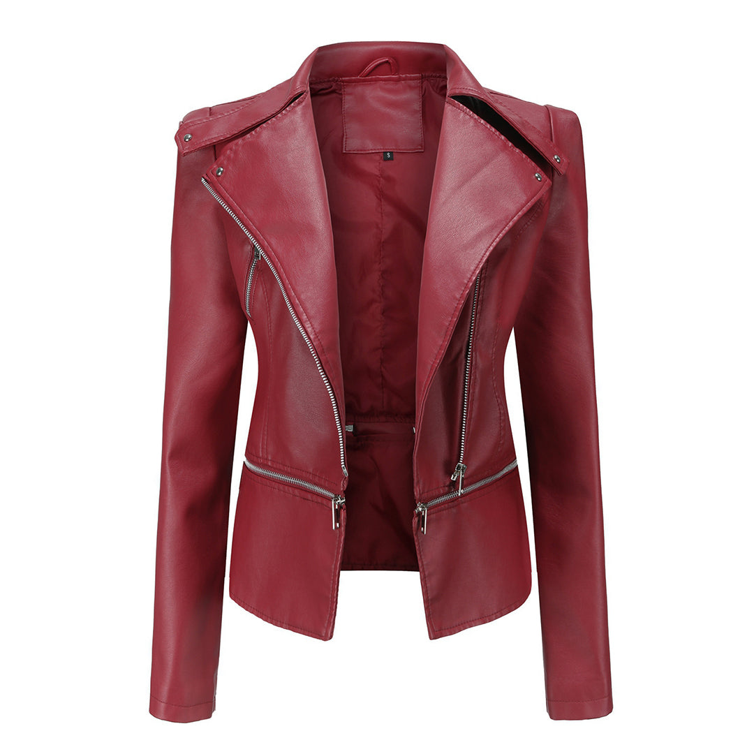 Statement-Damenjacke im Biker-Stil in leuchtendem Rot, betont die schlanke Silhouette elegant.