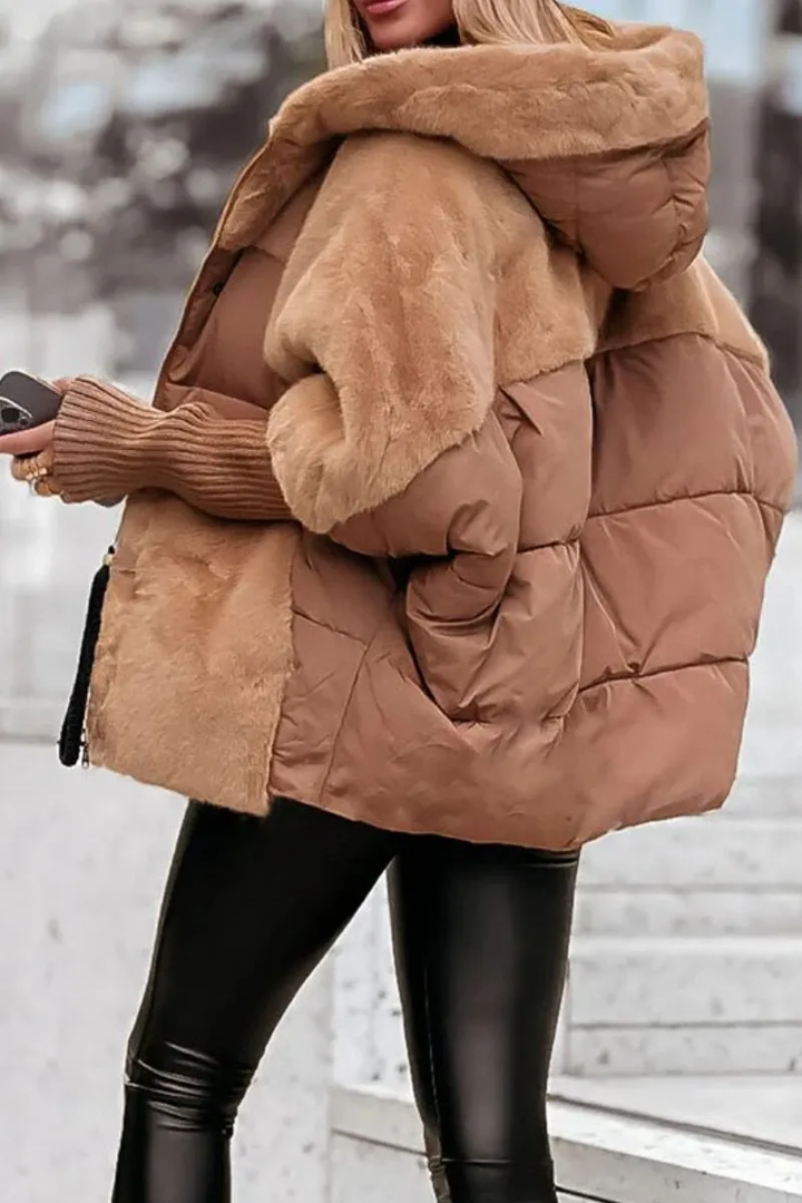 Modische Damen-Bomberjacke mit farbenfroher Kapuze. Leichte Übergangsjacke für stilvollen Schutz im Alltag.