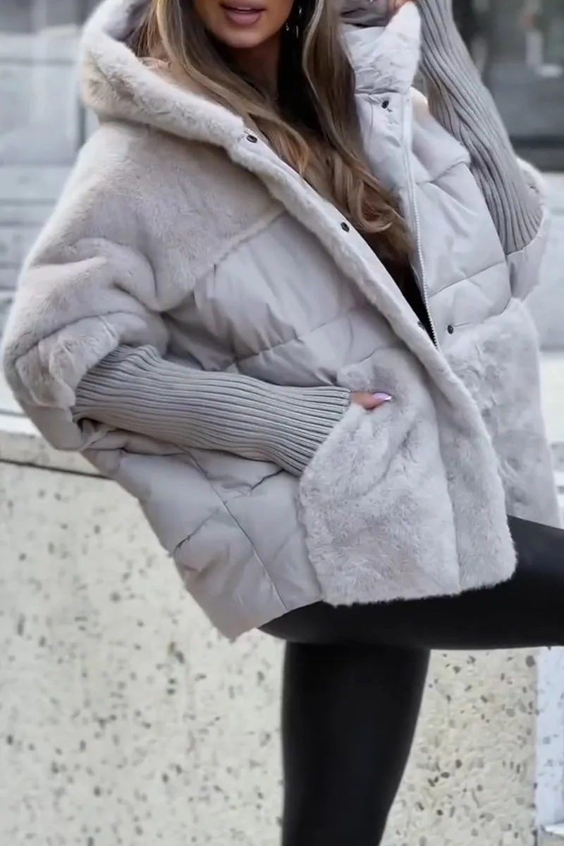 Damen-Bomberjacke in klassischem Design mit bunter Kapuze. Perfekt für Alltag, Outdoor und modischen Stil.