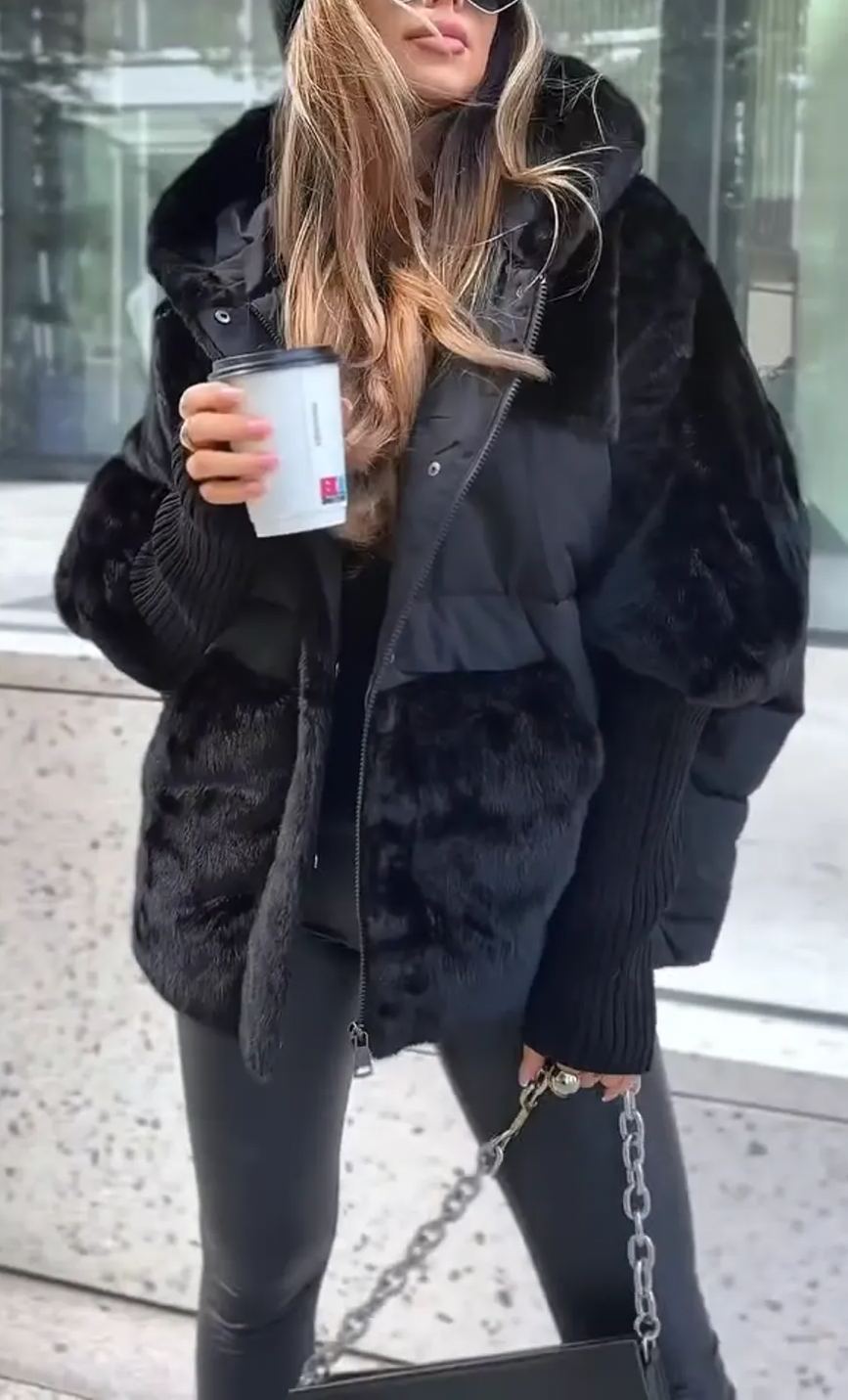 Damen-Bomberjacke mit farbenfroher Kapuze. Atmungsaktive leichte Jacke, perfekt für modische Alltagskleidung.
