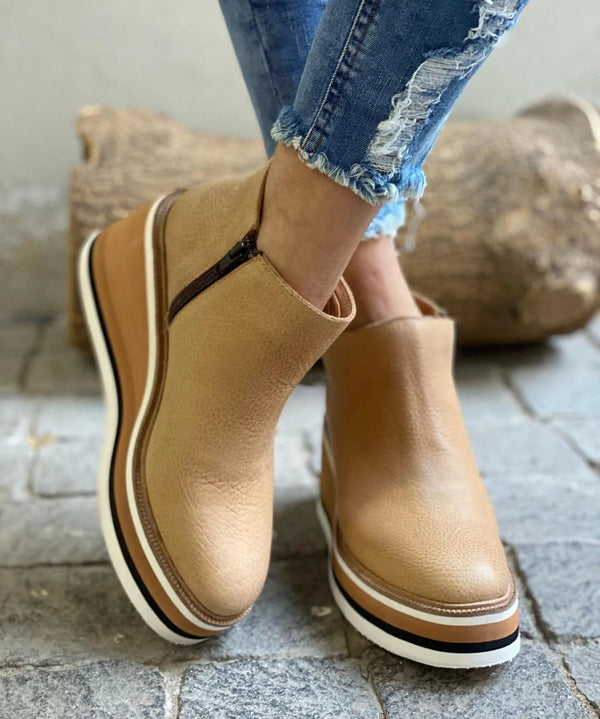 Elegante Damenstiefeletten mit Keilabsatz, perfekt als modischer Begleiter für Herbst- und Winteroutfits.