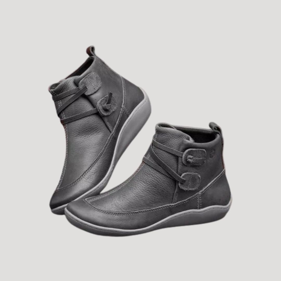Seitenansicht der eleganten Damen Knöchelriemen Stiefel. Ideal als Frühlingsstiefel für stilbewusste Frauen.