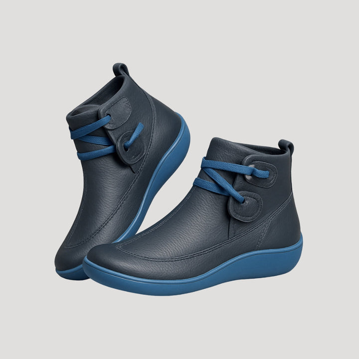 Detailansicht der Knöchelriemen an den bequemen Damen Stiefeln. Stilvolle Frühlingsstiefel für jede Gelegenheit.