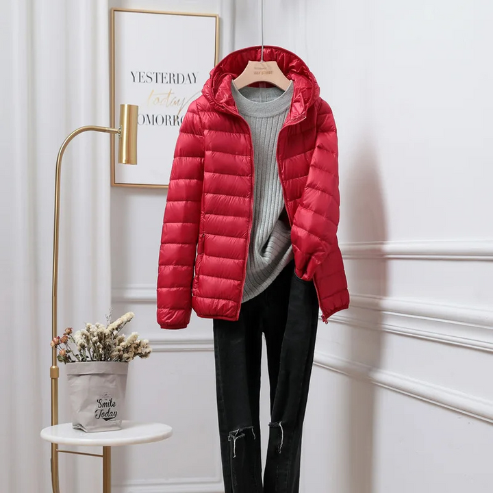 Zeitlose Damen Pufferjacke, leicht & wärmend, mit Kapuze. Deine vielseitige Freizeitjacke.