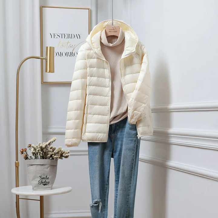 Warme Damen Pufferjacke mit Kapuze, optimale Leichtjacke für Outdoor-Aktivitäten & kalte Tage.