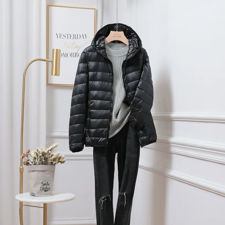Elegante Damen-Winterjacke, leichte Puffer-Optik, mit Kapuze für Stil & Wärme im Alltag.