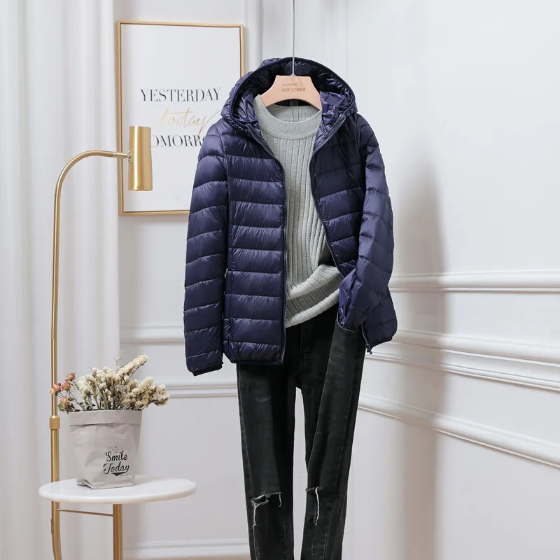 Vielseitige Damen Pufferjacke, leicht & warm, mit Kapuze. Ideal für Mode, Reise & Freizeit.
