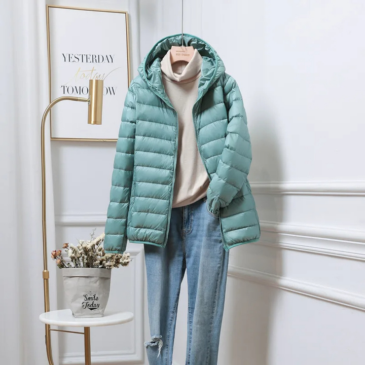 Damen Pufferjacke mit Kapuze, leicht & modern. Perfekte Freizeitjacke für Herbst & Winter.