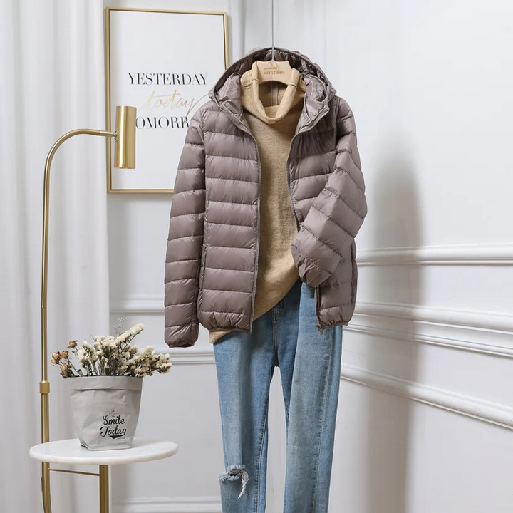 Komfortable Damen Outdoorjacke, warme Puffer-Ausführung mit Kapuze, für Stil & Schutz bei Kälte.