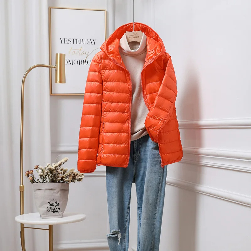 Angesagte Damen-Kapuzenjacke, leichte Pufferjacke für Damen. Warme & stylische Wintermode.