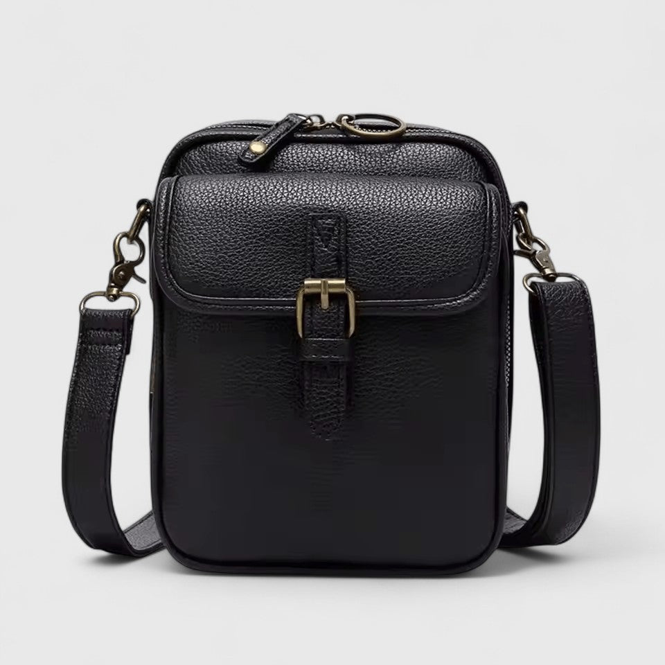 Frau trägt modische Damen Schultertasche, eine vielseitige Alltagstasche & elegantes Accessoire für Damen.