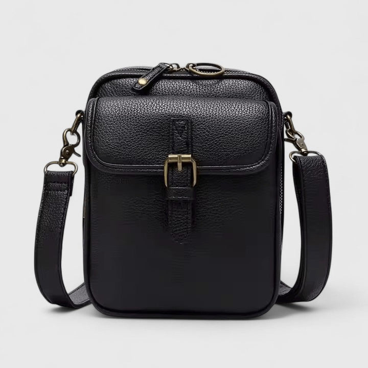 Frau trägt modische Damen Schultertasche, eine vielseitige Alltagstasche & elegantes Accessoire für Damen.