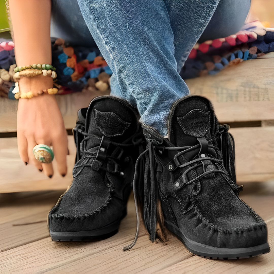 Modische Damen Winter Schnürstiefel mit elegantem Fransenbesatz, warm gefüttert und rutschfest für kalte Tage.