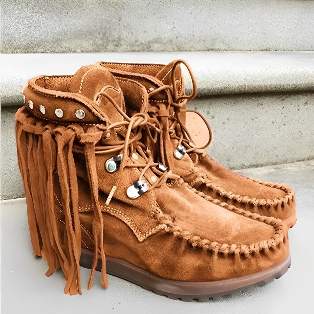 Detailaufnahme von Damen Schnürstiefeln: stylischer Fransenbesatz, robuste Schnürung und Profilsohle für den Winter.