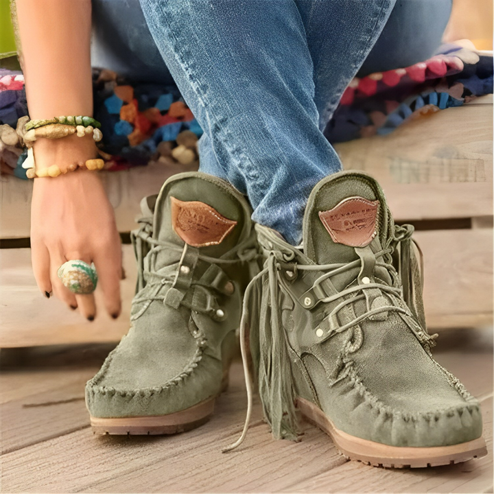 Warme Damen Winter Schnürstiefel mit Fransen, ideal für Schnee & Eis. Rutschfeste Sohle für sicheren Halt im Winter.