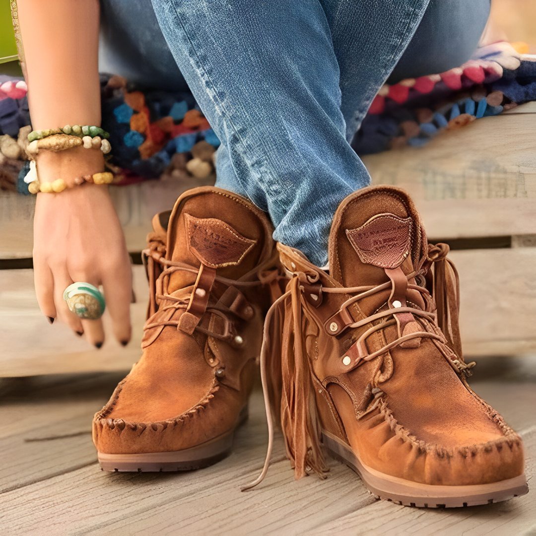 Stilvolle Damen Fransenstiefel als modische Winterschuhe. Schnürstiefel mit Warmfutter für trendige Winteroutfits.