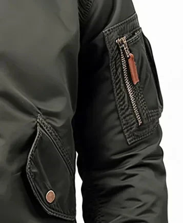 "Modische Herren Bomberjacke in Grün, sportliches Design, elastische Bündchen, Reißverschlusstaschen, wetterfest."