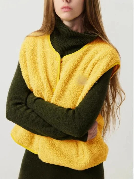 Moderne Damen Weste mit Rundhalsausschnitt, ärmellos und modischen Druckknöpfen; ein vielseitiges Basic.