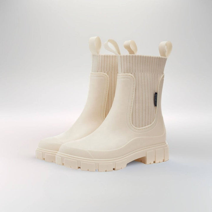 Eleganter seitlicher Blick auf die knöchelhohen Damen-Regenstiefel mit modischem Design.