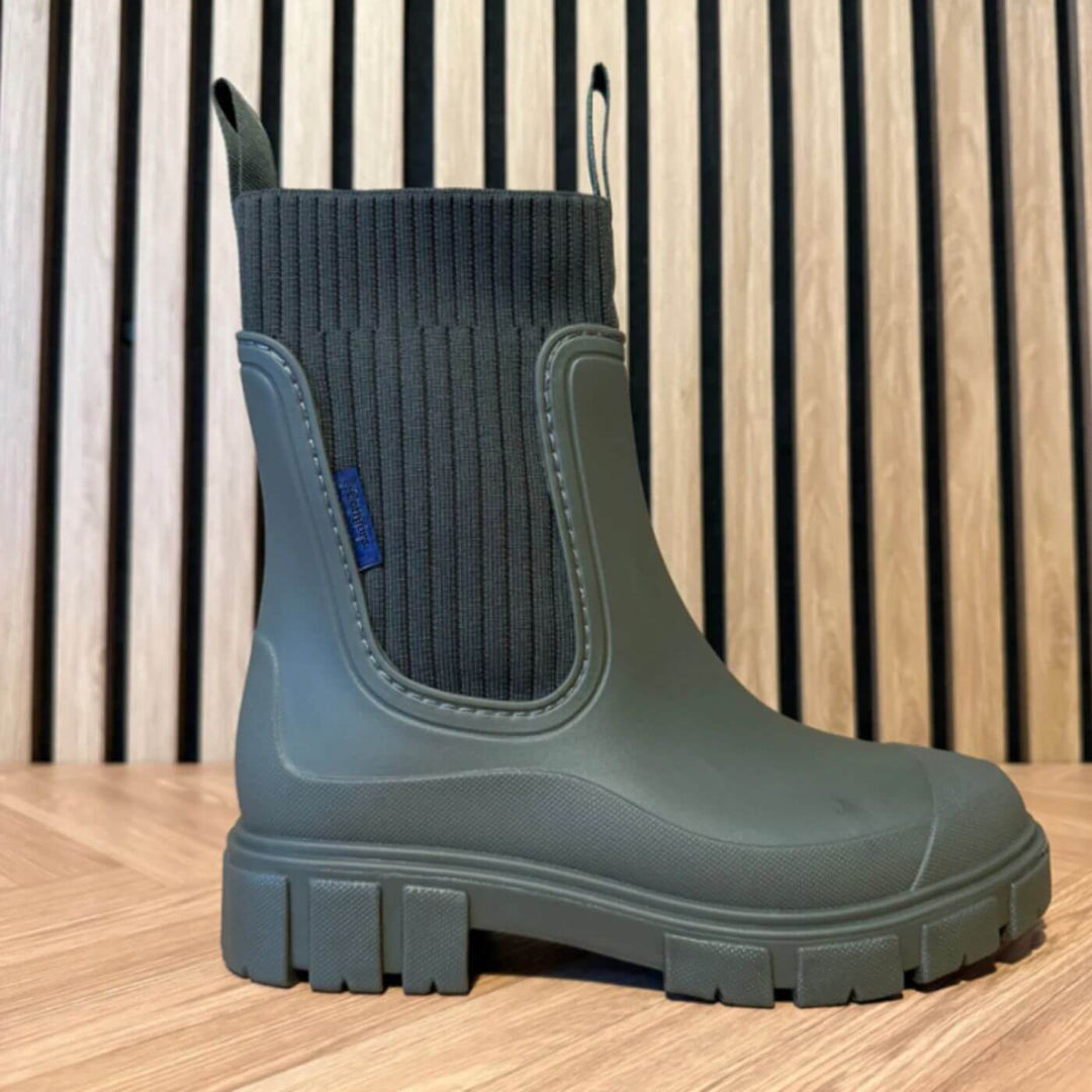 Klassische Damen-Regenstiefel von vorne, wasserdicht und bequem für Alltag und Gartenarbeit.
