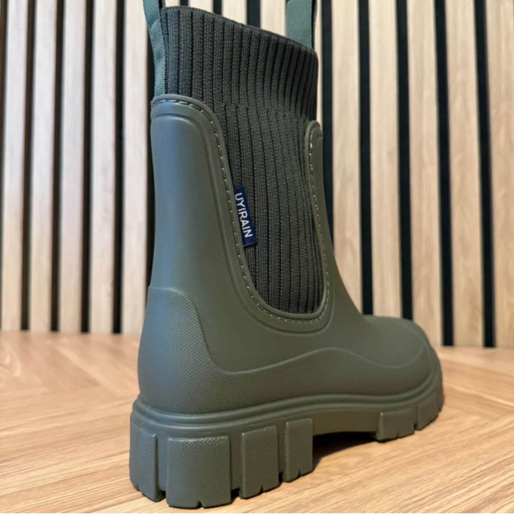Rückansicht der Damen-Regenstiefel, betont das schlanke Design und die modische Passform.