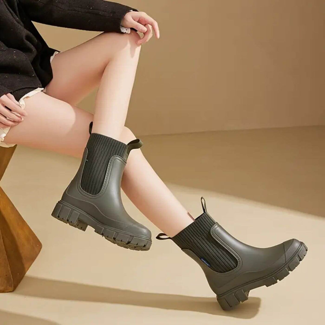 Stylische Damen-Regenstiefel kombiniert mit Jeans, ideal als alltagstauglicher und modischer Schuh.