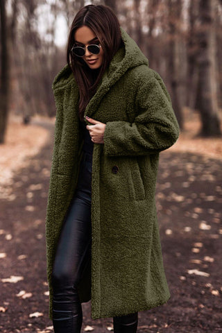 Damen Teddyjacke mit Kapuze, Frontansicht. Kuscheliger Übergangsmantel in modernem Design. Warm für kalte Tage.