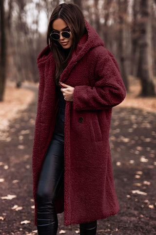 Nahaufnahme: Kapuze des kuscheligen Damen Teddy Mantels. Weicher Stoff für warme Herbst- & Wintertage.
