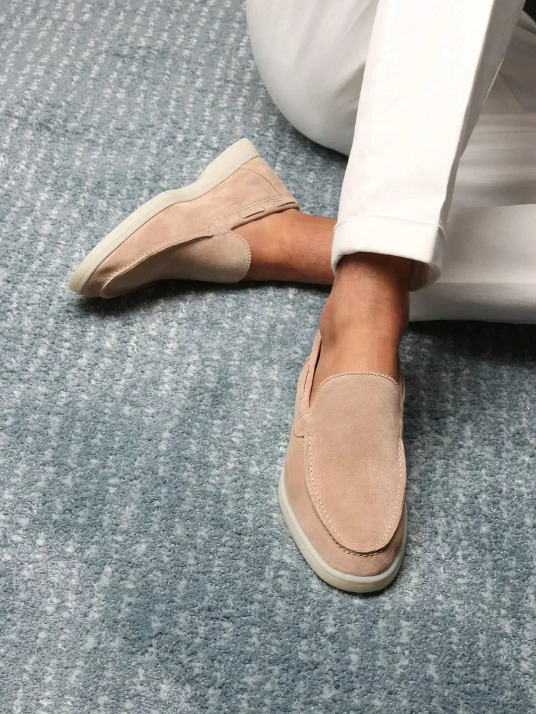 Beige Loafer an Herrenfüßen mit weißer Hose getragen