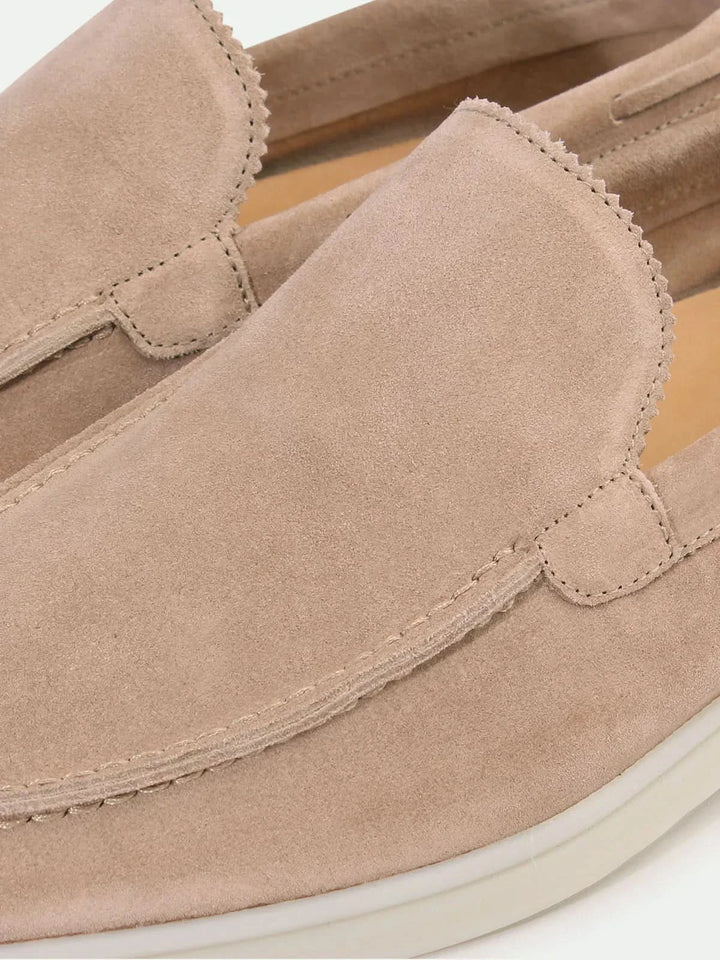 Klassischer Herren Loafer in Beige von der Seite, ideal als leichter Sommerschuh