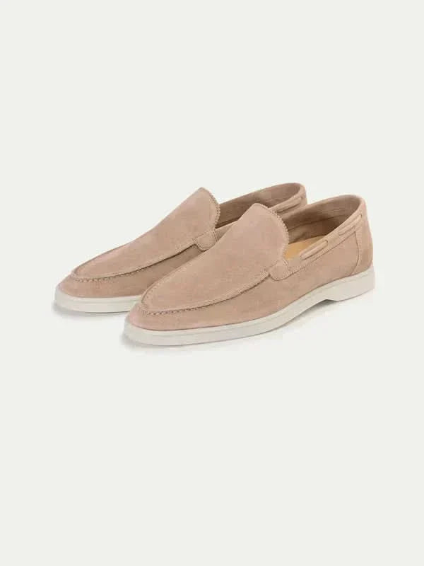 Detailaufnahme der Sohle und des Leders eines eleganten Herrenschuhs in Beige