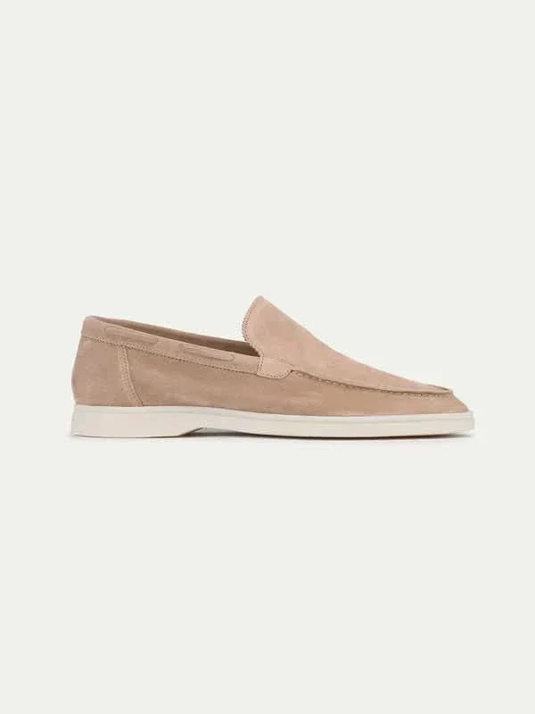 Klassischer Loafer in Beige von der Seite betrachtet
