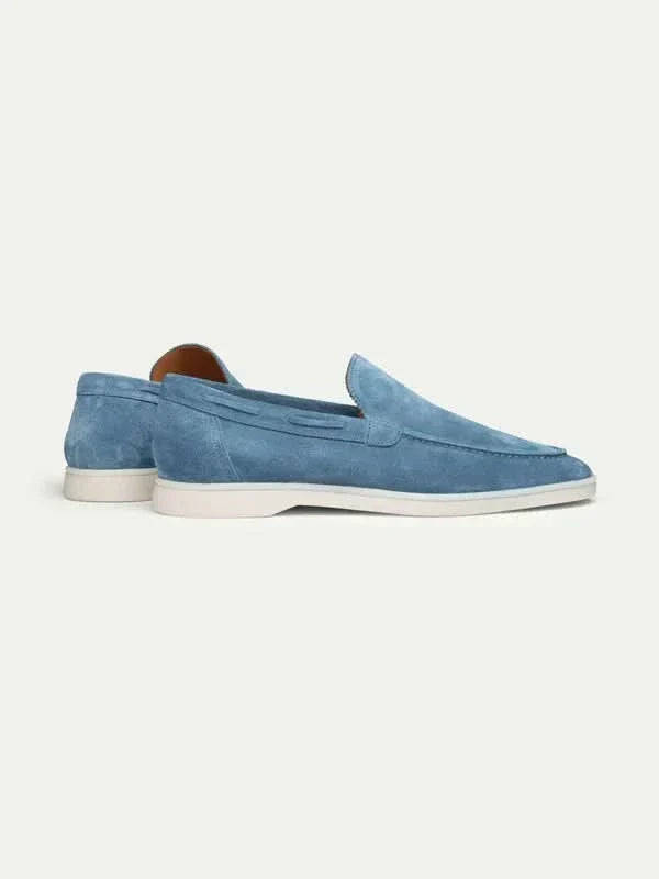 Handgefertigte Herren Loafer in Ozeanblau von schräg hinten für elegante Sommerschuhe