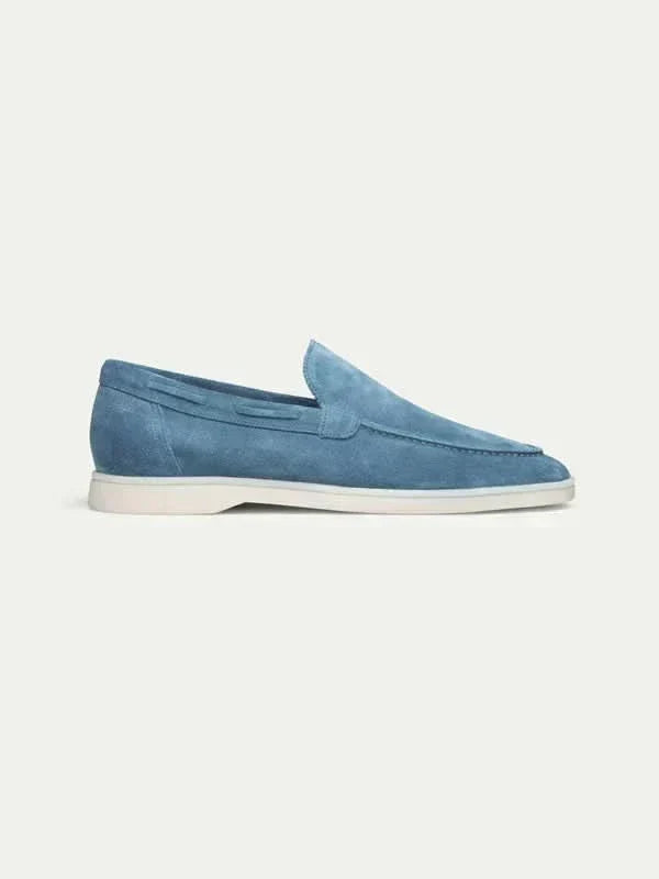 Ozeanblaue Herren Loafer von der Seite betrachtet