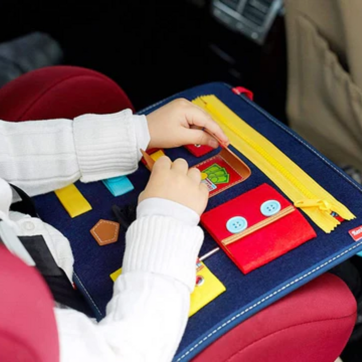 Vielfältiges Montessori Sensorikbrett mit Schaltern, Zahnrädern & Schnürung für umfassende feinmotorische Entwicklung.